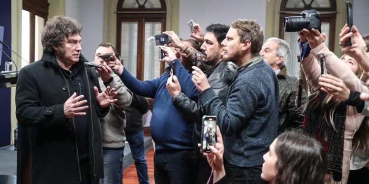 Milei prohíbe el ingreso de periodistas a la Casa Rosada en medio de una fuerte polémica