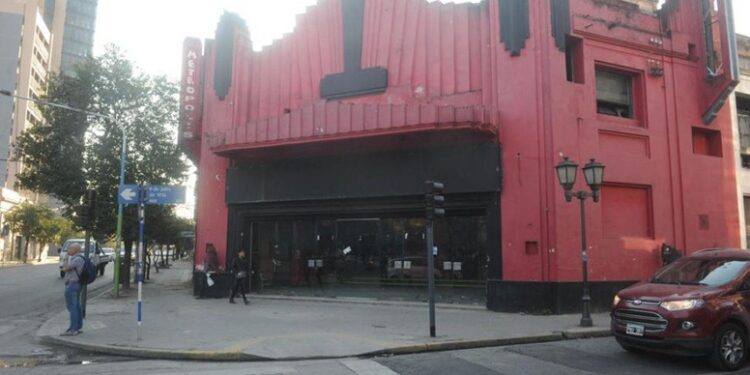 Alarma en el corazón de Barrio Sur: caída de mampostería en un edificio histórico obliga a cerrar la vereda