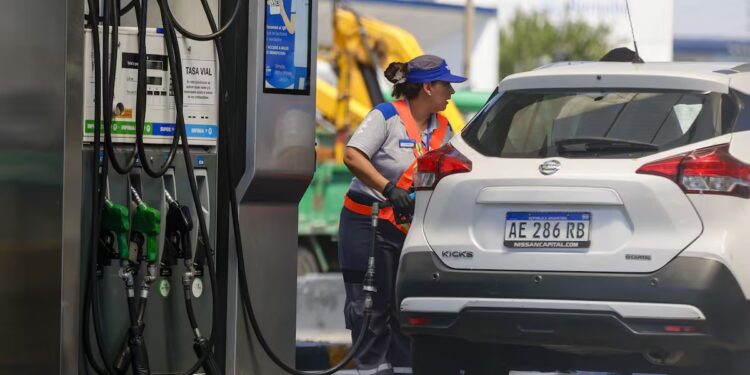 Tucumán lidera la caída en venta de combustibles: desplome superior al 18% y fuerte golpe al consumo