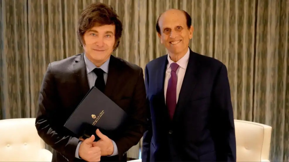 Milei aterrizó en Los Ángeles y busca inversiones en un foro clave con líderes globales