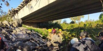 Impactante vuelco en la Ruta 38: un camión cayó desde el puente de Río Seco y el chofer fue rescatado