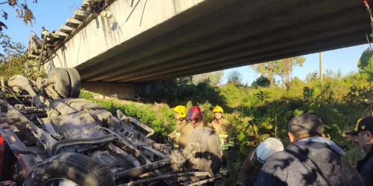 Impactante vuelco en la Ruta 38: un camión cayó desde el puente de Río Seco y el chofer fue rescatado