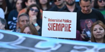 El Gobierno y las universidades sellaron un acuerdo salarial y presupuestario, pero continúa la demanda en la Corte Suprema