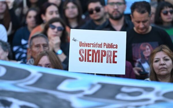 El Gobierno y las universidades sellaron un acuerdo salarial y presupuestario, pero continúa la demanda en la Corte Suprema