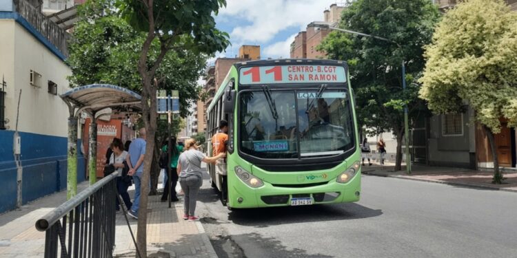 El boleto de colectivo subirá a $1.700 y definen un incremento en los taxis