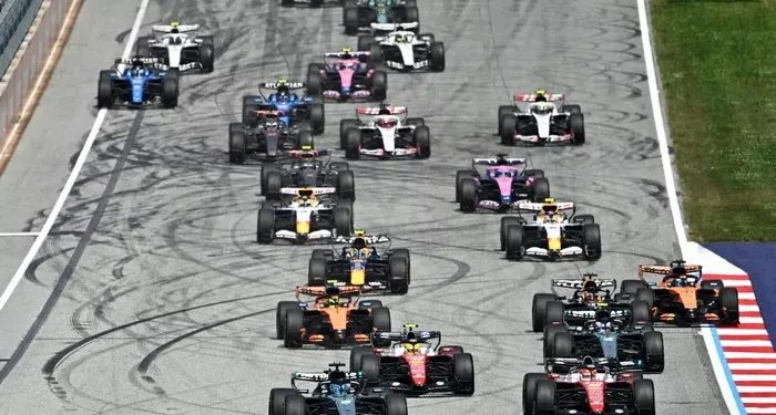 Batalla brutal en el Red Bull Ring: Russell resistió a Verstappen y Antonelli en un cierre electrizante