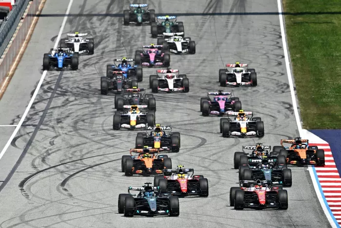 Batalla brutal en el Red Bull Ring: Russell resistió a Verstappen y Antonelli en un cierre electrizante