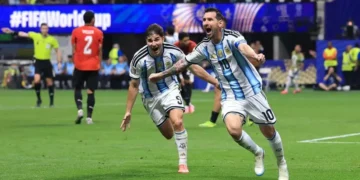 Argentina dio vuelta un partido increíble y venció 3-2 a Egipto para meterse en cuartos de final