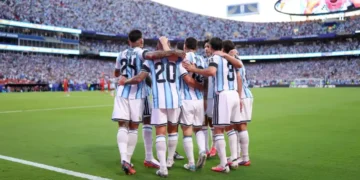 Sufrida clasificación en el alargue: Argentina venció a Suiza con goles de Julián Álvarez y Lautaro Martínez para meterse en la próxima ronda del Mundial 2026