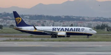 Un fallo en el motor de un avión de Ryanair obliga a un aterrizaje de emergencia tras romperse una ventanilla