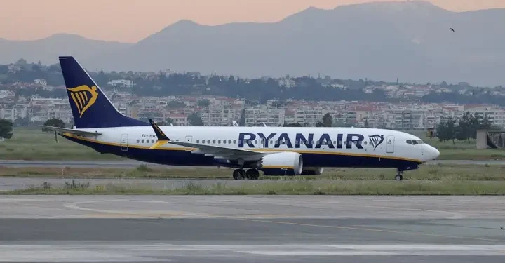 Un fallo en el motor de un avión de Ryanair obliga a un aterrizaje de emergencia tras romperse una ventanilla