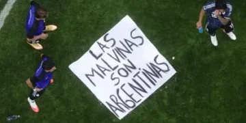 La FIFA evalúa posibles sanciones a la AFA por la exhibición de la bandera de Malvinas en el festejo ante Inglaterra