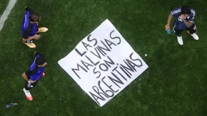 La FIFA evalúa posibles sanciones a la AFA por la exhibición de la bandera de Malvinas en el festejo ante Inglaterra
