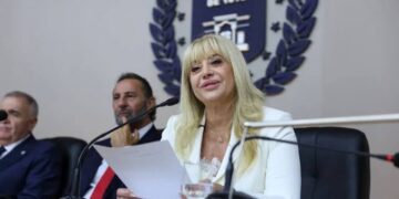Rossana Chahla presentó un plan para reestructurar el transporte público y proyecta cambios a corto plazo