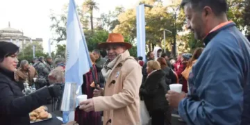 El corazón de la patria latió con fuerza en una Plaza Independencia colmada de emoción
