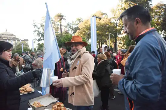 El corazón de la patria latió con fuerza en una Plaza Independencia colmada de emoción