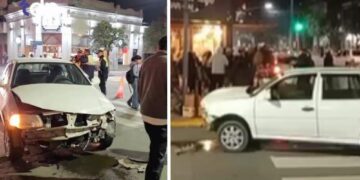 Grave accidente en el centro tucumano: un auto terminó en la entrada de un bar tras un choque