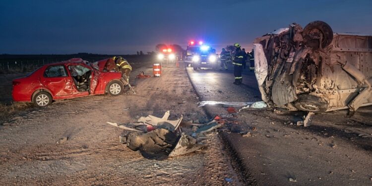 Tragedia en Córdoba: Dos fallecidos y 16 menores heridas tras un choque frontal en la Ruta 4