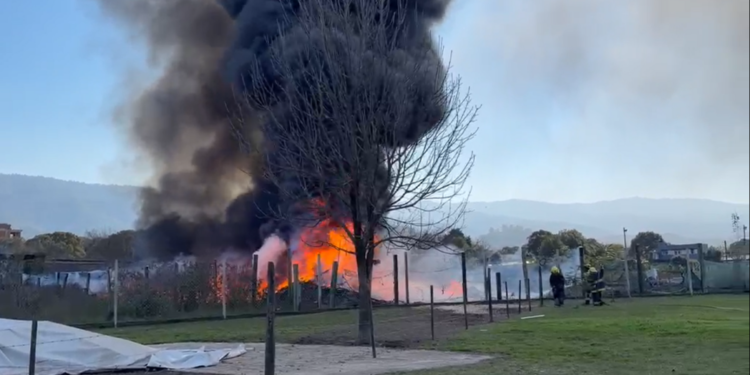 Un incendio generado por la quema de cables destruyó un auto y afectó el tendido eléctrico en Yerba Buena