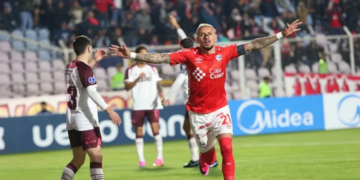 Cienciano goleó a Lanús en Perú y lo eliminó de la Copa Sudamericana