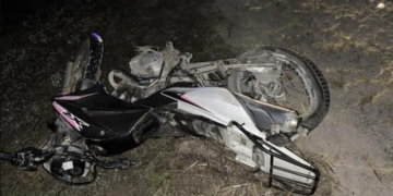 Un choque fatal en Bella Vista dejó un motociclista fallecido y una mujer herida de gravedad