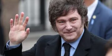 Milei minimizó una posible sanción de la FIFA por la bandera de Malvinas y tomó distancia de Villarruel