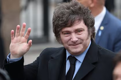 Milei minimizó una posible sanción de la FIFA por la bandera de Malvinas y tomó distancia de Villarruel