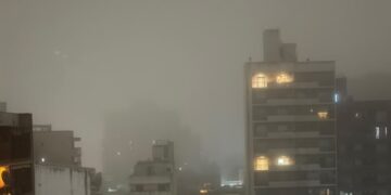 San Miguel de Tucumán arrancó el último día de julio entre una densa bruma y un marcado salto térmico