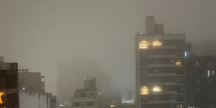 San Miguel de Tucumán arrancó el último día de julio entre una densa bruma y un marcado salto térmico