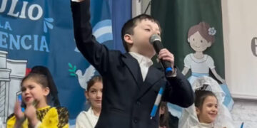 Un alumno sorprendió a todos en un acto escolar con una inesperada arenga para la selección argentina