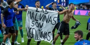 La historia detrás de la bandera de Malvinas con la que festejó la Selección Argentina tras vencer a Inglaterra