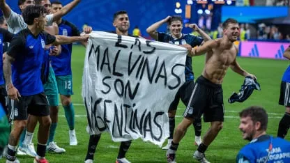 La historia detrás de la bandera de Malvinas con la que festejó la Selección Argentina tras vencer a Inglaterra