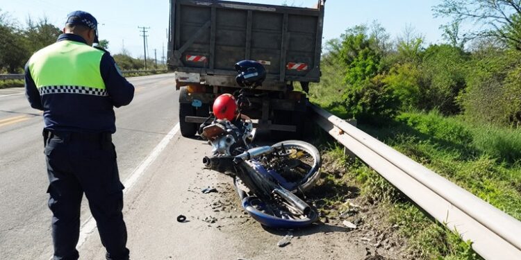 Reacción extrema en la Ruta 38: una pareja salto de su moto en marcha y salvo su vida antes de ser arrollada por un camión