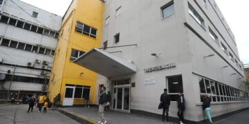 Un niño de tres años permanece en observación tras caer a una boca de tormenta sin protección
