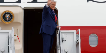Polémica en Estados Unidos: revelan que el Servicio Secreto usó el Air Force One como señuelo con periodistas a bordo para proteger a Donald Trump