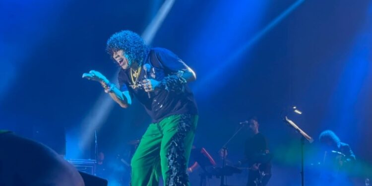 Carlos “La Mona” Jiménez alista su regreso a Tucumán con un show en el Palacio de los Deportes