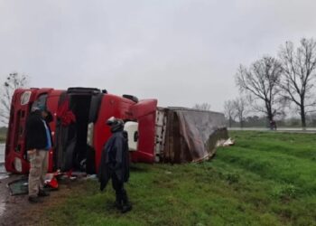 Un camión de gran porte volcó en la Autopista de Circunvalación a la altura del Cementerio del Ángel