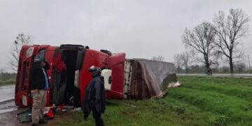Un camión de gran porte volcó en la Autopista de Circunvalación a la altura del Cementerio del Ángel
