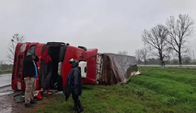 Un camión de gran porte volcó en la Autopista de Circunvalación a la altura del Cementerio del Ángel