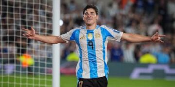 Lautaro Martínez y Julián Álvarez, juntos de arranque en la Selección para el regreso tras el Mundial