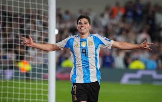 Lautaro Martínez y Julián Álvarez, juntos de arranque en la Selección para el regreso tras el Mundial