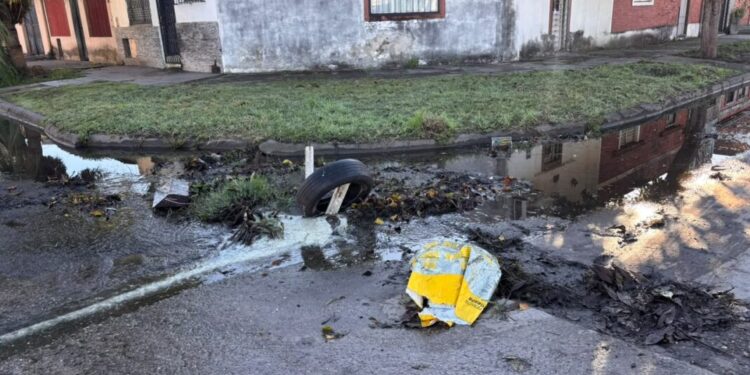Vecinos de la capital tucumana protestan por un histórico derrame de efluentes cloacales y falta de respuesta oficial