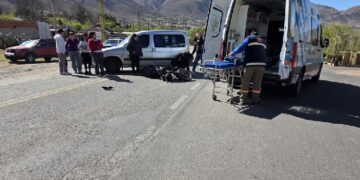 Investigan un grave choque entre una moto y una camioneta en el kilómetro 61 de la Ruta 307