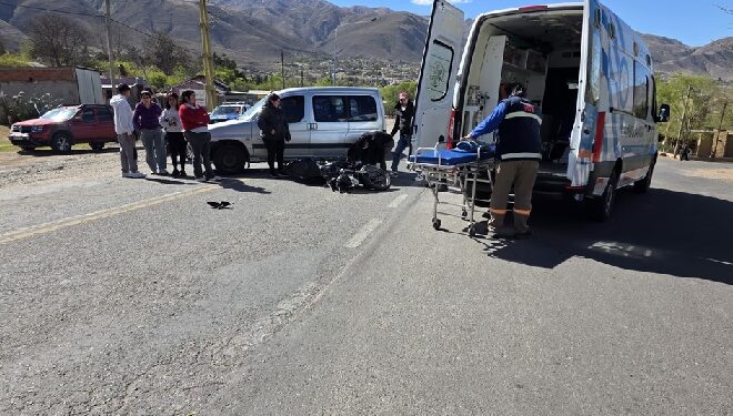 Investigan un grave choque entre una moto y una camioneta en el kilómetro 61 de la Ruta 307
