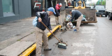 Tras las lluvias, retiraron 10 toneladas de residuos que obstruían desagües en la capital tucumana